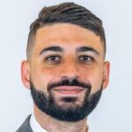 Un élu UDR niçois critiqué pour sa présence à une conférence conservatrice à Londres.