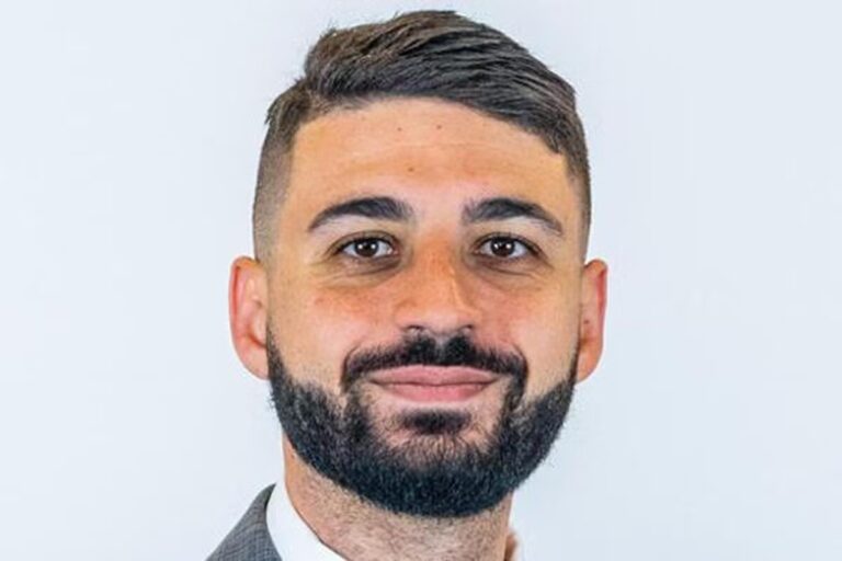 Un élu UDR niçois critiqué pour sa présence à une conférence conservatrice à Londres.