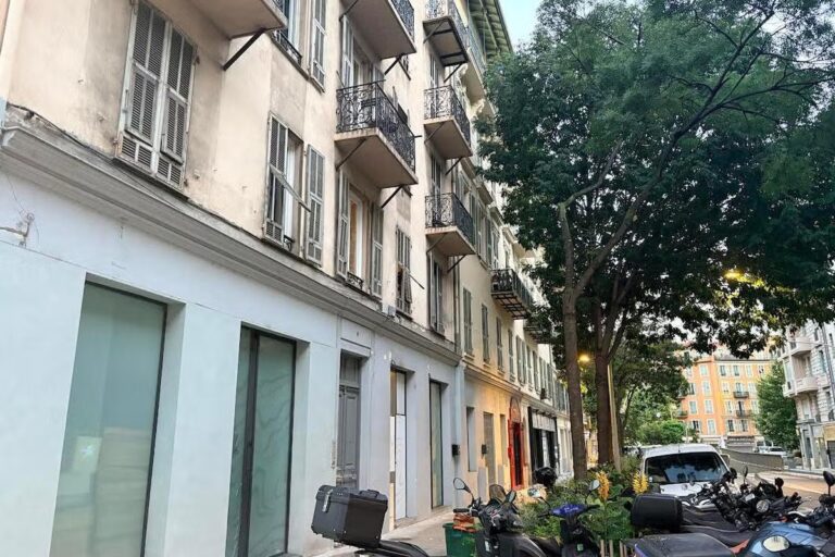 Un homme retranché à Nice menace de faire sauter son immeuble, interpellé par la police.