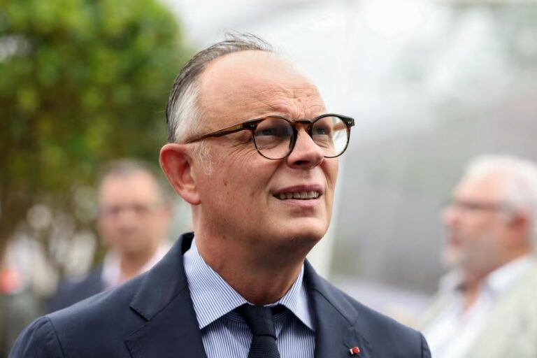 Édouard Philippe en difficulté selon un sondage avant son meeting, symbole de rupture avec le macronisme.