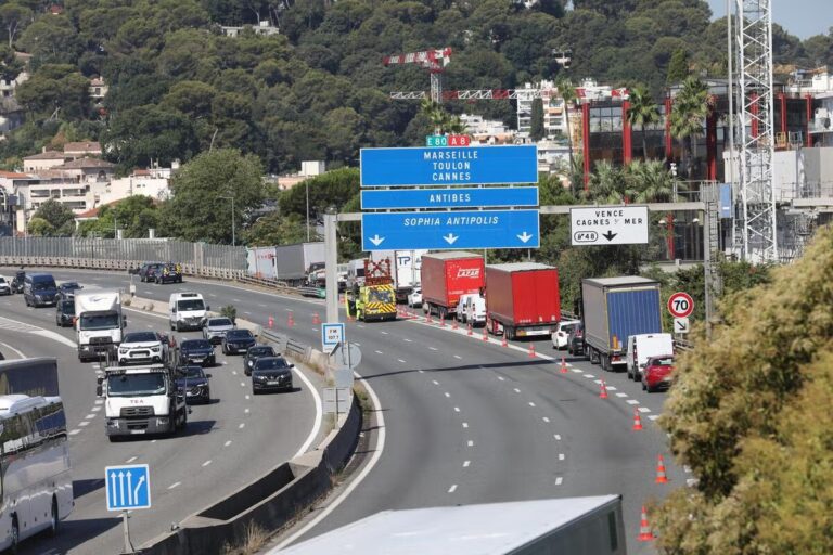 Paralysie du secteur à Cagnes-sur-Mer : les Azuréens utilisent des vélos en libre-service.