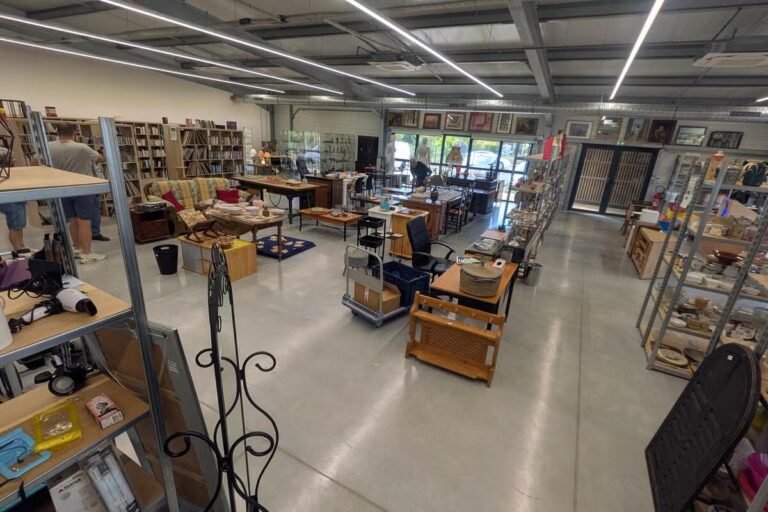 Coer du Var : la ressourcerie ouverte tous les jours propose mobilier, électroménager et livres.