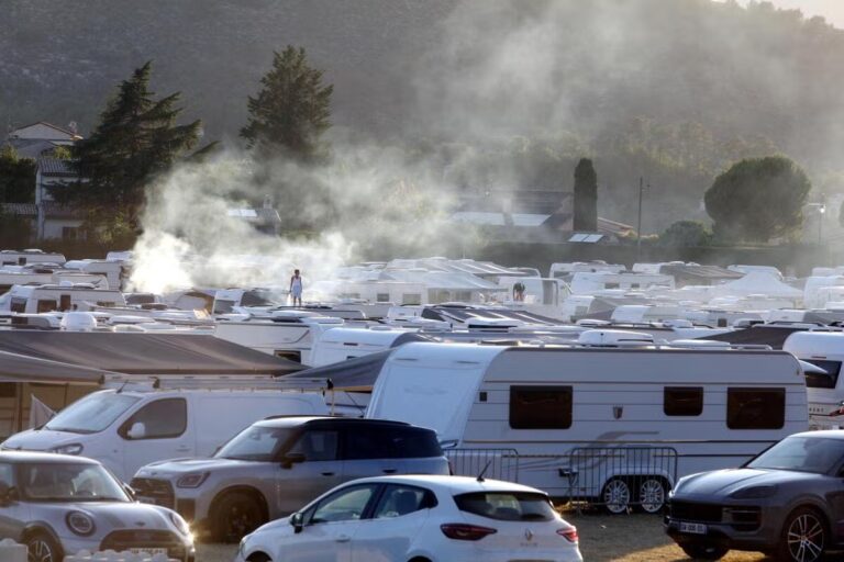 Près de Nice, près d’un millier de gens du voyage s’installent dans une commune.