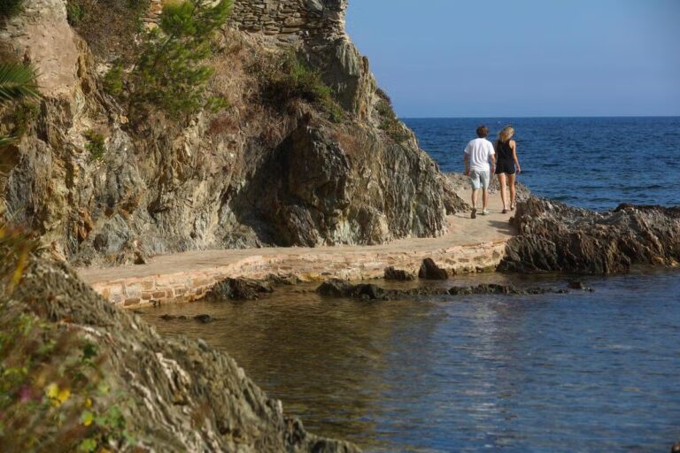 Le sentier du Niel à Hyères rouvert sur 800 mètres après 25 ans de fermeture.