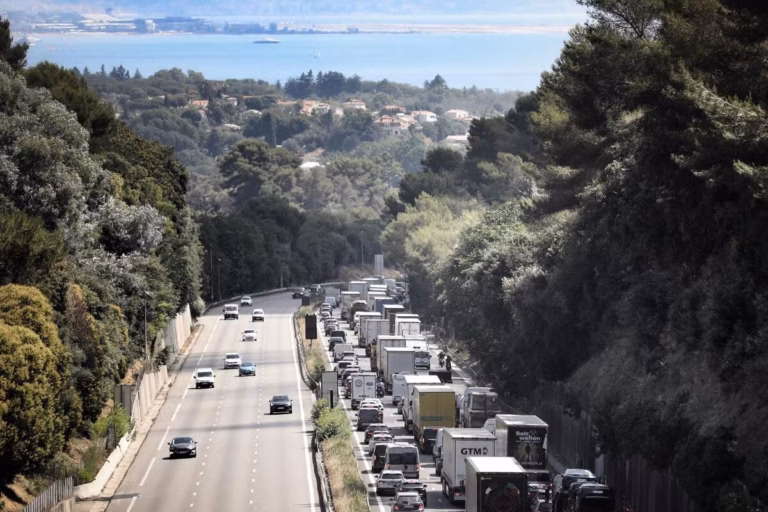 Mort d’un motard sur l’A8 : une enquête ouverte, le conducteur témoin assisté.
