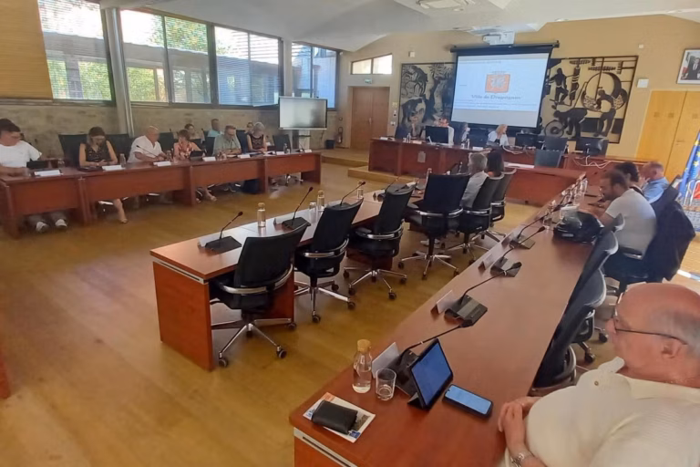 Draguignan : la police municipale remplace Enedis, élus d’opposition s’abstiennent au conseil.