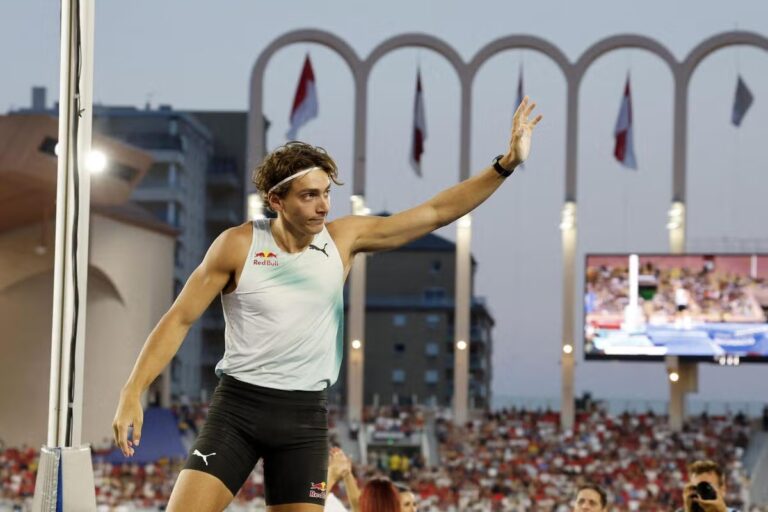 Armand Duplantis échoue à battre le record du monde au Meeting Herculis, mais remporte l’événement.