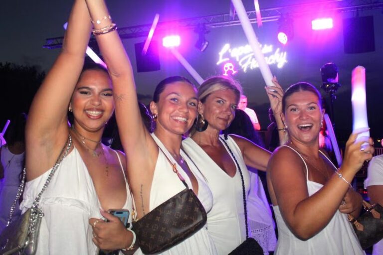 Larusso et Jul participent au premier Apéro musical des Frenchy à la citadelle de Saint-Tropez.