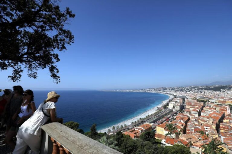 Drapeau rouge hissé à Nice : interdiction de baignade sur certaines plages cet après-midi.