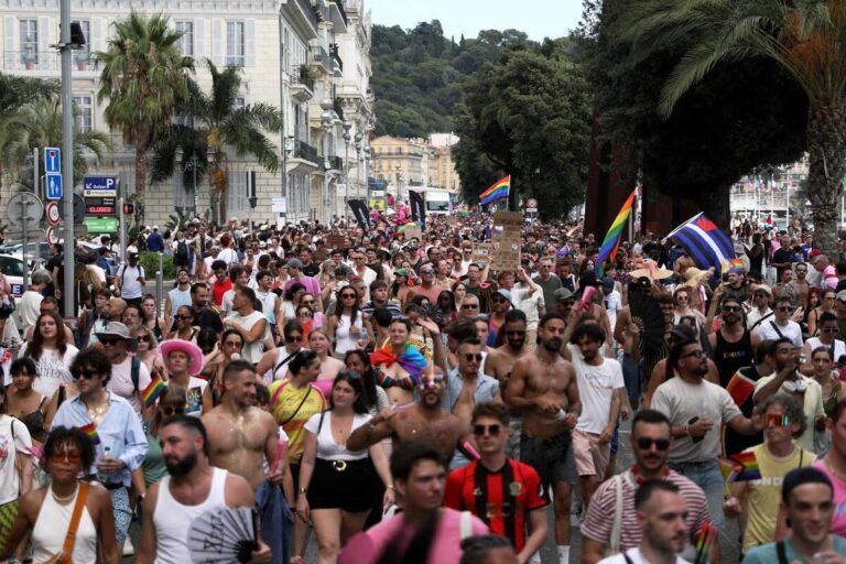Pink Parade à Nice : des milliers de participants défendent les droits LGBTQIA+ contre les discriminations.