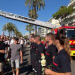 Les sapeurs-pompiers de Nice reçoivent les remerciements d&rsquo;une foule sur la promenade des Anglais.