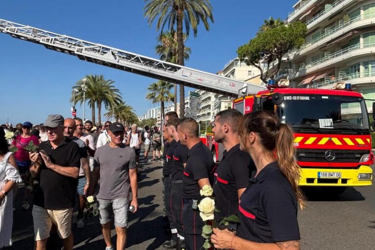 Les sapeurs-pompiers de Nice reçoivent les remerciements d’une foule sur la promenade des Anglais.