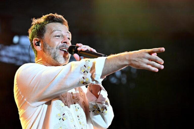 Christophe Maé en concert au Festival du Château à Solliès-Pont, popularité croissante sur TikTok.