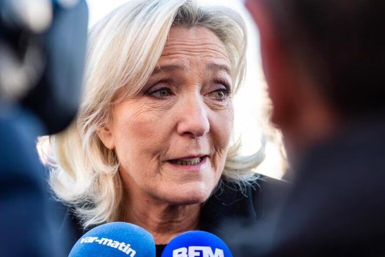 Marine Le Pen et Jordan Bardella présents à la cérémonie d’hommage aux victimes de Nice, suscitent la controverse.