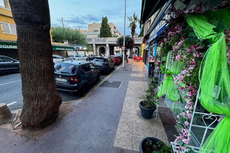 Altercation près d’Antibes : témoins décrivent un homme au sol demandant de l’aide après une agression au couteau.