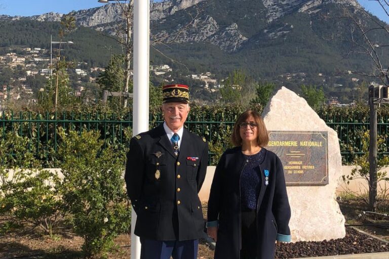 Une habitante de La Valette élevée au grade de chevalier de la Légion d’honneur exprime son émotion.