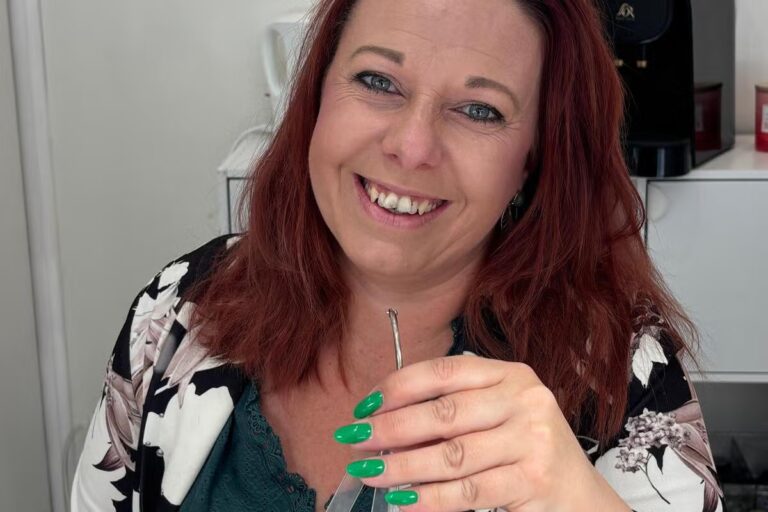 Prothésiste ongulaire à Toulon crée des designs inspirés de Disney sur ses ongles.