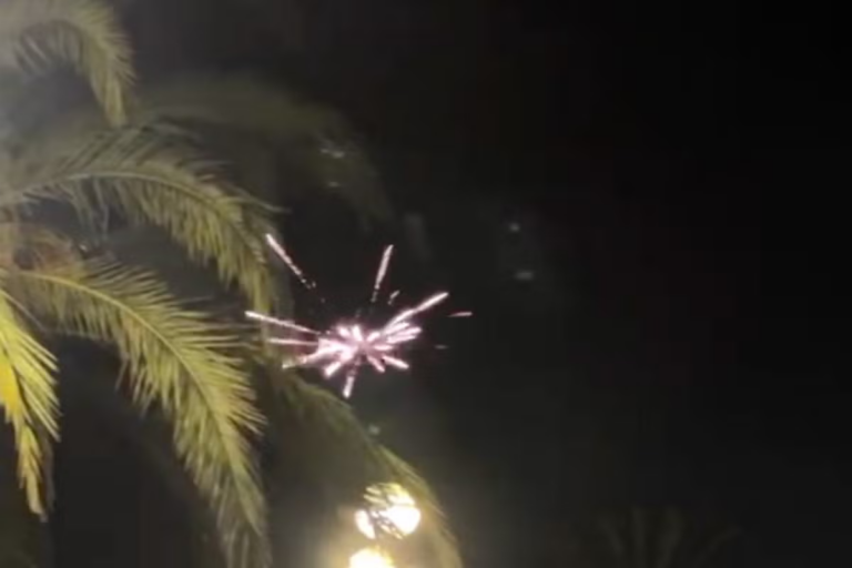 Des feux d’artifice tirés sur la promenade des Anglais après les cérémonies commémoratives.
