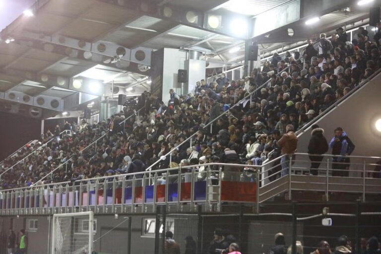 Rétrogradation du RC Grasse en District : Réaction des supporters face à la décision.