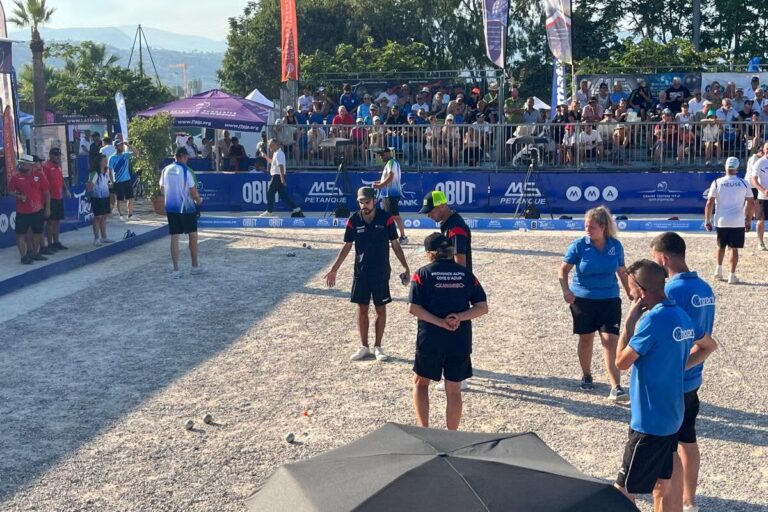 Rocher, Rizzi et Jeanroy qualifiés pour les quarts de finale des championnats de France de pétanque à Nice sous forte chaleur.
