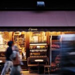 Une épicerie de Saint-Germain-des-Prés attire une clientèle croissante par ses produits locaux.