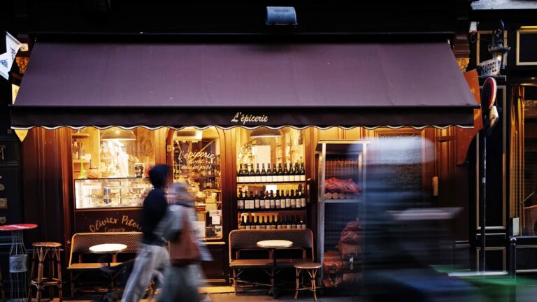 Une épicerie de Saint-Germain-des-Prés attire une clientèle croissante par ses produits locaux.