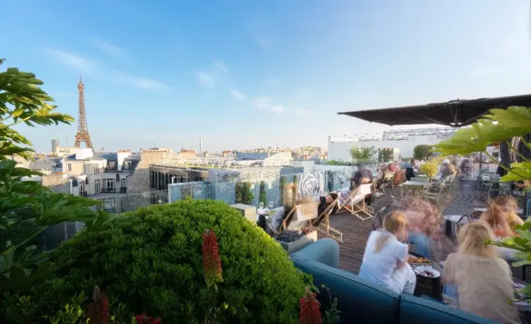Le Rooftop Eylau à Paris offre une vue sur la Tour Eiffel pour célébrer l’été.