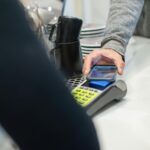 Monext valide une transaction financière en Provence, renforçant son réseau de services.