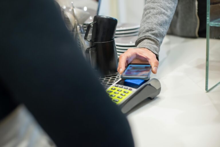 Monext valide une transaction financière en Provence, renforçant son réseau de services.