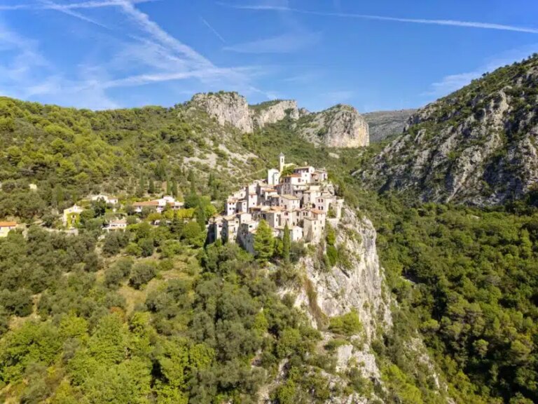 Nid d’aigle des Alpes-Maritimes : panorama accessible à 30 minutes du littoral.
