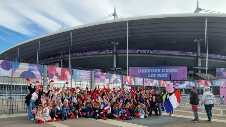 Des écoliers lyonnais au Stade de France pour découvrir les Jeux paralympiques.