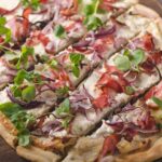 Pizza blanche au jambon cru et mozzarella : recette italienne traditionnelle à découvrir.