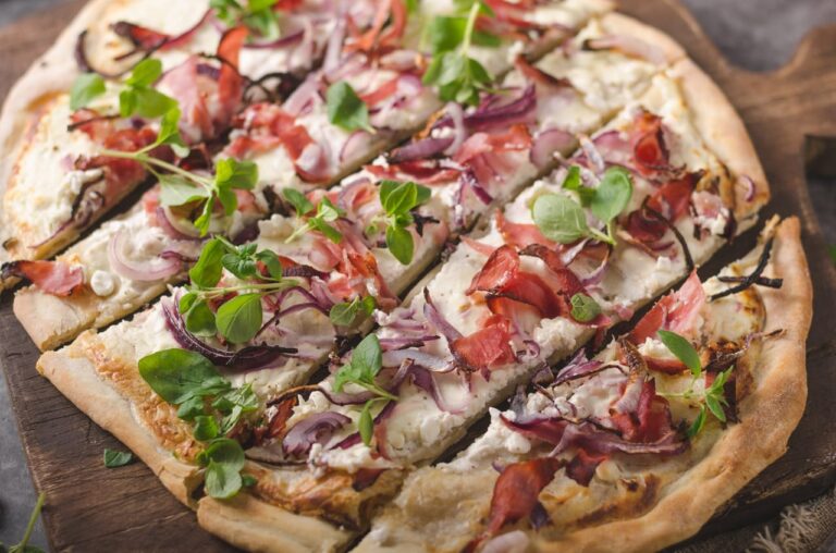 Pizza blanche au jambon cru et mozzarella : recette italienne traditionnelle à découvrir.