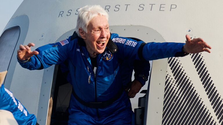 Wally Funk, pionnière de l’aviation et astronaute, décède à 87 ans.