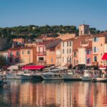 Un guide américain désigne un port de Provence comme destination charmante pour l’été.