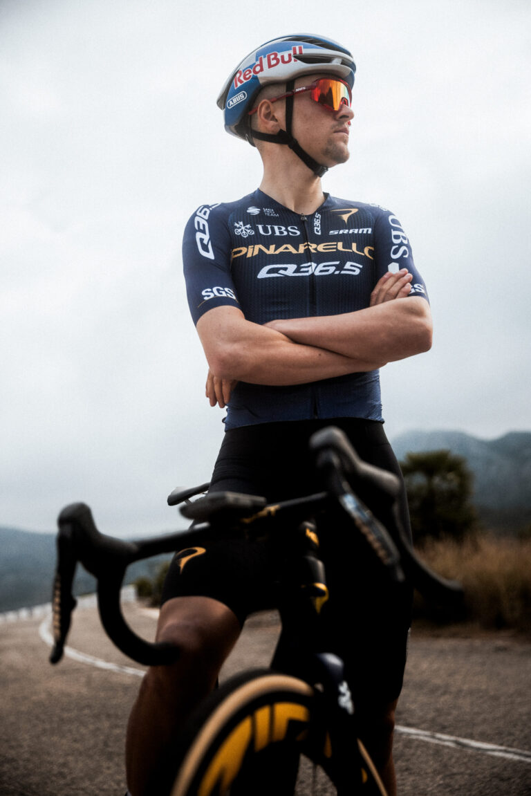 Présentation de l’équipe Pinarello Q36.5 Pro et de ses coureurs pour la saison cycliste.
