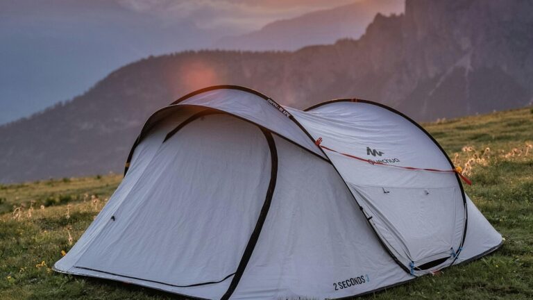 La tente pop-up facilite le camping en simplifiant le pliage des toiles difficiles.