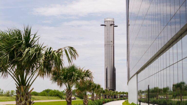 SpaceX teste tous les 33 moteurs puissants de son booster Starship avant le vol 13.