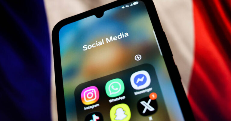 Interdiction des réseaux sociaux pour les moins de 15 ans : 69 % des jeunes de 10 à 14 ans favorables, selon l’Arcom.