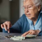 Une femme seule peut percevoir jusqu’à 1 043 € de retraite grâce à l’Aspa en France.