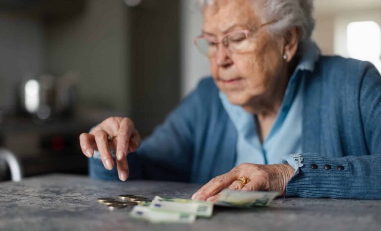 Une femme seule peut percevoir jusqu’à 1 043 € de retraite grâce à l’Aspa en France.