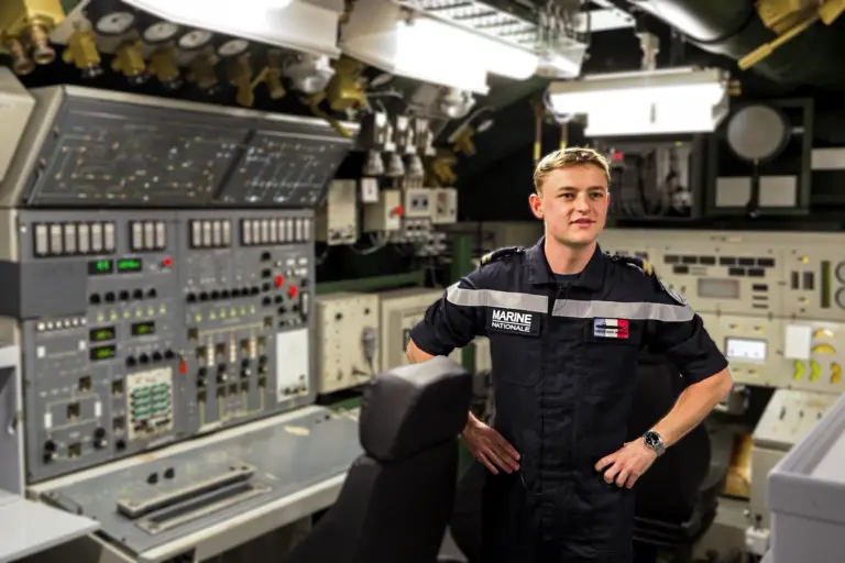 Un jeune homme de 23 ans devient pilote d’un sous-marin nucléaire en France.
