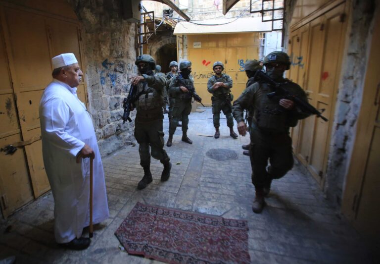 Tensions à Hébron liées à la gestion du Caveau des Patriarches par les autorités israéliennes.