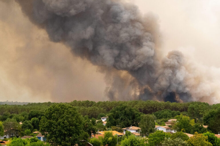 Feu incontrôlé en Gironde : les élus s’inquiètent de la progression vers le bassin d’Arcachon.