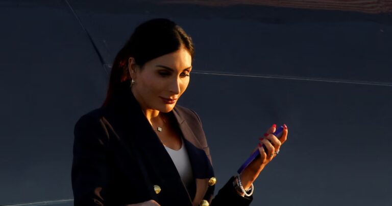Laura Loomer, influenceuse pro-Kremlin, change de position et soutient l’Ukraine.