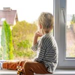 Traumatisme infantile et troubles psychologiques : lien non systématique selon des experts.