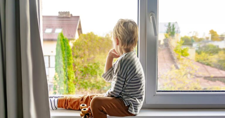 Traumatisme infantile et troubles psychologiques : lien non systématique selon des experts.