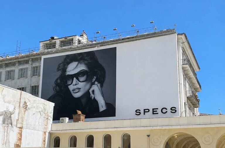 La préfecture de Nice confirme la légalité de l’affiche XXL sur le quai des États-Unis.