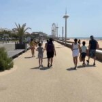 Un maire de station balnéaire fait face à des défis lors de son premier été en poste.