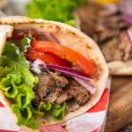 Recette traditionnelle de Gyro grec : préparation et ingrédients essentiels à découvrir